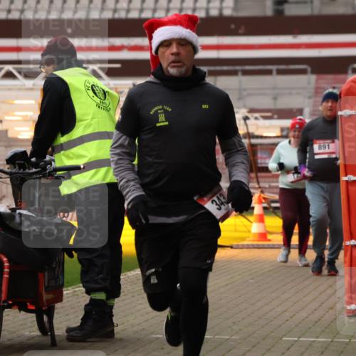 08.12.2024 - St. Pauli X-Mass-Run No. 14 Yannick Fuchs http://msf.ph/oto/7474914 08.12.2024 10:09:18 Ziel 12, 325, 343, 891, 2749, 2752 meine-sportfotos.de