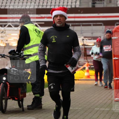 08.12.2024 - St. Pauli X-Mass-Run No. 14 Yannick Fuchs http://msf.ph/oto/7474917 08.12.2024 10:09:18 Ziel 12, 325, 343, 891, 2749, 2752 meine-sportfotos.de
