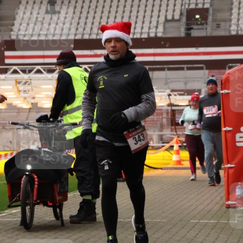 08.12.2024 - St. Pauli X-Mass-Run No. 14 Yannick Fuchs http://msf.ph/oto/7474923 08.12.2024 10:09:19 Ziel 12, 343, 891, 2749, 2752 meine-sportfotos.de