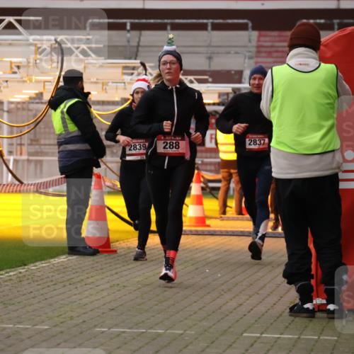 08.12.2024 - St. Pauli X-Mass-Run No. 14 Yannick Fuchs http://msf.ph/oto/7474930 08.12.2024 09:56:36 Ziel 288, 799, 2837, 2839, 3095 meine-sportfotos.de