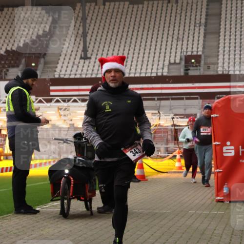 08.12.2024 - St. Pauli X-Mass-Run No. 14 Yannick Fuchs http://msf.ph/oto/7474934 08.12.2024 10:09:19 Ziel 12, 343, 891, 2749, 2752 meine-sportfotos.de