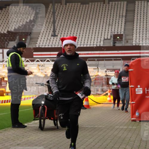 08.12.2024 - St. Pauli X-Mass-Run No. 14 Yannick Fuchs http://msf.ph/oto/7474937 08.12.2024 10:09:19 Ziel 12, 343, 891, 2749, 2752 meine-sportfotos.de
