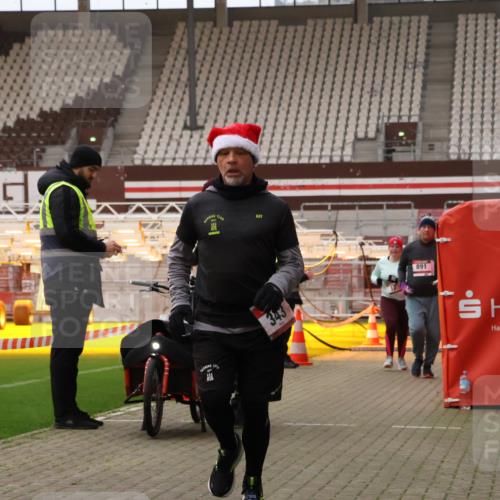 08.12.2024 - St. Pauli X-Mass-Run No. 14 Yannick Fuchs http://msf.ph/oto/7474941 08.12.2024 10:09:19 Ziel 12, 343, 891, 2749, 2752 meine-sportfotos.de