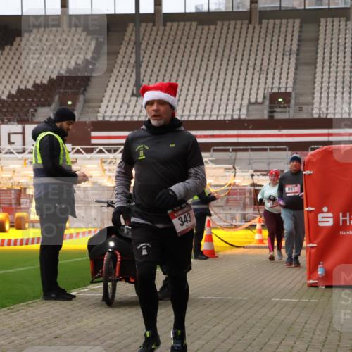 08.12.2024 - St. Pauli X-Mass-Run No. 14 Yannick Fuchs http://msf.ph/oto/7474944 08.12.2024 10:09:19 Ziel 12, 343, 891, 2749, 2752 meine-sportfotos.de
