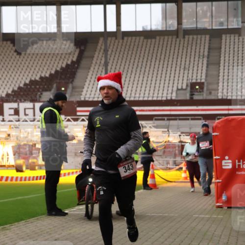 08.12.2024 - St. Pauli X-Mass-Run No. 14 Yannick Fuchs http://msf.ph/oto/7474952 08.12.2024 10:09:19 Ziel 12, 343, 891, 2749, 2752 meine-sportfotos.de