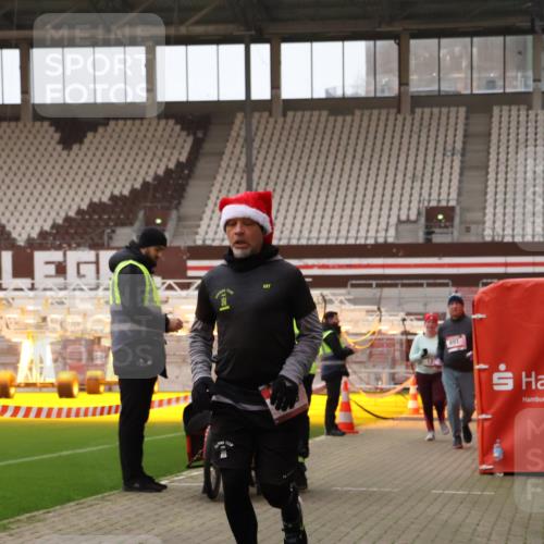 08.12.2024 - St. Pauli X-Mass-Run No. 14 Yannick Fuchs http://msf.ph/oto/7474955 08.12.2024 10:09:19 Ziel 12, 343, 891, 2749, 2752 meine-sportfotos.de