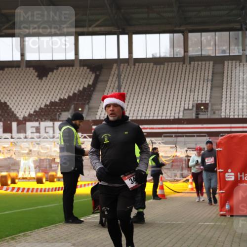 08.12.2024 - St. Pauli X-Mass-Run No. 14 Yannick Fuchs http://msf.ph/oto/7474958 08.12.2024 10:09:19 Ziel 12, 343, 891, 2749, 2752 meine-sportfotos.de