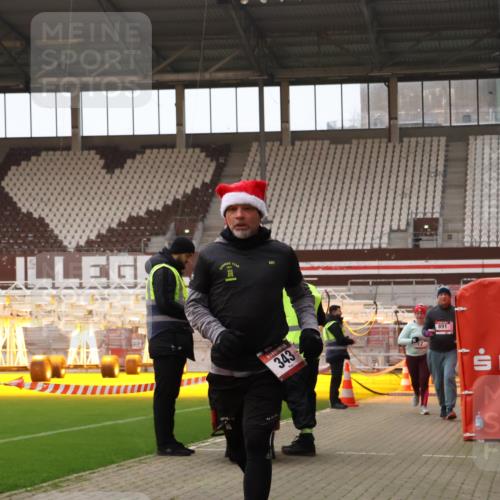 08.12.2024 - St. Pauli X-Mass-Run No. 14 Yannick Fuchs http://msf.ph/oto/7474965 08.12.2024 10:09:20 Ziel 12, 343, 891, 2749, 2752 meine-sportfotos.de