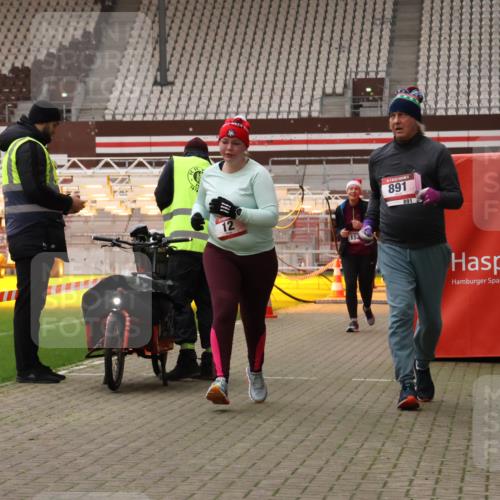 08.12.2024 - St. Pauli X-Mass-Run No. 14 Yannick Fuchs http://msf.ph/oto/7474980 08.12.2024 10:09:25 Ziel 12, 152, 343, 891, 2749 meine-sportfotos.de