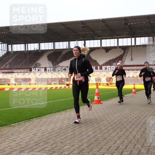 08.12.2024 - St. Pauli X-Mass-Run No. 14 Yannick Fuchs http://msf.ph/oto/7474994 08.12.2024 09:56:41 Ziel 288, 1754, 2837, 2839, 2956, 3095 meine-sportfotos.de