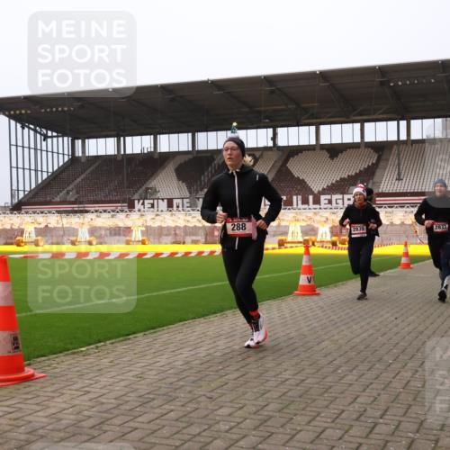 08.12.2024 - St. Pauli X-Mass-Run No. 14 Yannick Fuchs http://msf.ph/oto/7475001 08.12.2024 09:56:41 Ziel 288, 1754, 2837, 2839, 2956, 3095 meine-sportfotos.de