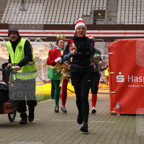 08.12.2024 - St. Pauli X-Mass-Run No. 14 Yannick Fuchs http://msf.ph/oto/7475063 08.12.2024 10:09:44 Ziel 152, 513, 1227, 2210, 2951 meine-sportfotos.de