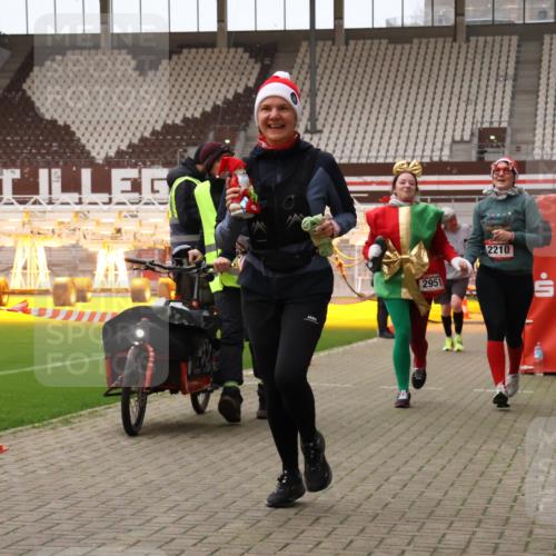 08.12.2024 - St. Pauli X-Mass-Run No. 14 Yannick Fuchs http://msf.ph/oto/7475083 08.12.2024 10:09:45 Ziel 152, 361, 513, 1227, 2210, 2951 meine-sportfotos.de