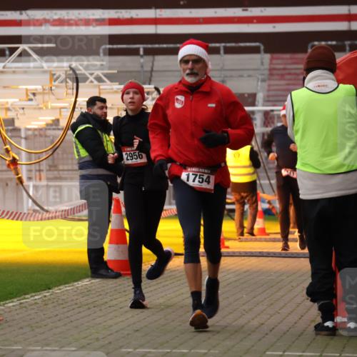 08.12.2024 - St. Pauli X-Mass-Run No. 14 Yannick Fuchs http://msf.ph/oto/7475100 08.12.2024 09:56:50 Ziel 364, 384, 420, 1741, 1754, 2837, 2839, 2956, 3095, 3139 meine-sportfotos.de