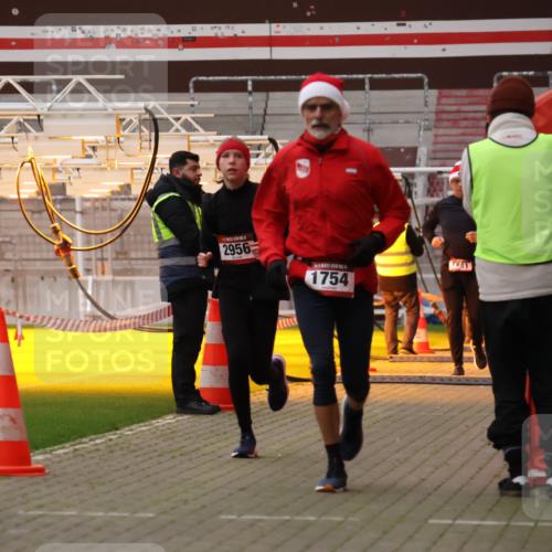 08.12.2024 - St. Pauli X-Mass-Run No. 14 Yannick Fuchs http://msf.ph/oto/7475104 08.12.2024 09:56:50 Ziel 364, 384, 420, 1741, 1754, 2837, 2839, 2956, 3095, 3139 meine-sportfotos.de