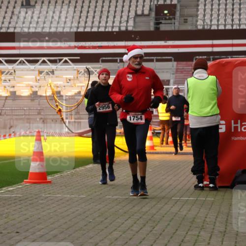08.12.2024 - St. Pauli X-Mass-Run No. 14 Yannick Fuchs http://msf.ph/oto/7475110 08.12.2024 09:56:51 Ziel 364, 384, 420, 1741, 1754, 2956, 3095, 3139 meine-sportfotos.de