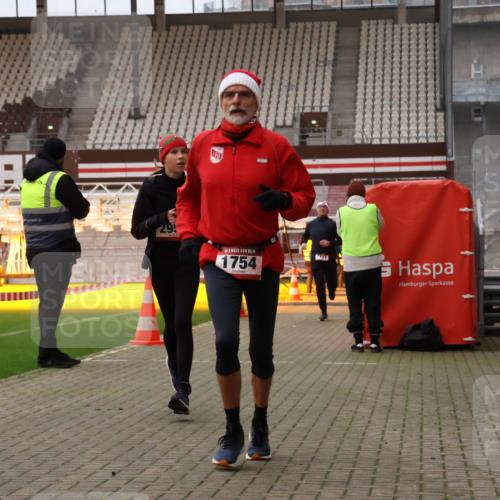 08.12.2024 - St. Pauli X-Mass-Run No. 14 Yannick Fuchs http://msf.ph/oto/7475120 08.12.2024 09:56:54 Ziel 364, 384, 420, 1741, 1754, 2956, 3022, 3095, 3139 meine-sportfotos.de