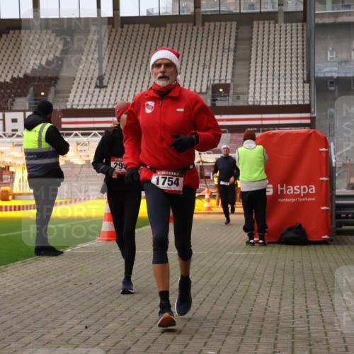 08.12.2024 - St. Pauli X-Mass-Run No. 14 Yannick Fuchs http://msf.ph/oto/7475123 08.12.2024 09:56:54 Ziel 364, 384, 420, 1741, 1754, 2956, 3022, 3095, 3139 meine-sportfotos.de