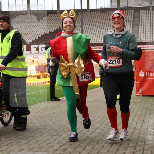 08.12.2024 - St. Pauli X-Mass-Run No. 14 Yannick Fuchs http://msf.ph/oto/7475124 08.12.2024 10:09:48 Ziel 152, 290, 361, 513, 1227, 2210, 2951 meine-sportfotos.de