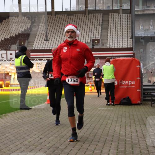 08.12.2024 - St. Pauli X-Mass-Run No. 14 Yannick Fuchs http://msf.ph/oto/7475127 08.12.2024 09:56:54 Ziel 364, 384, 420, 1741, 1754, 2956, 3022, 3095, 3139 meine-sportfotos.de