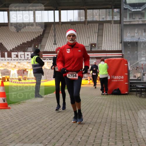 08.12.2024 - St. Pauli X-Mass-Run No. 14 Yannick Fuchs http://msf.ph/oto/7475134 08.12.2024 09:56:54 Ziel 364, 384, 420, 1741, 1754, 2956, 3022, 3095, 3139 meine-sportfotos.de