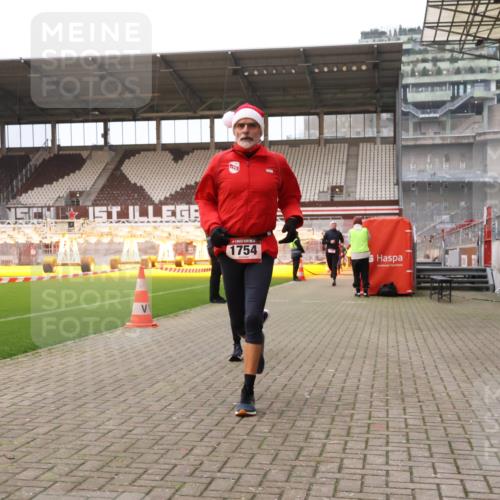 08.12.2024 - St. Pauli X-Mass-Run No. 14 Yannick Fuchs http://msf.ph/oto/7475142 08.12.2024 09:56:55 Ziel 364, 384, 420, 1741, 1754, 2956, 3022, 3139 meine-sportfotos.de