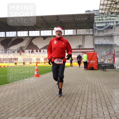08.12.2024 - St. Pauli X-Mass-Run No. 14 Yannick Fuchs http://msf.ph/oto/7475147 08.12.2024 09:56:55 Ziel 364, 384, 420, 1741, 1754, 2956, 3022, 3139 meine-sportfotos.de