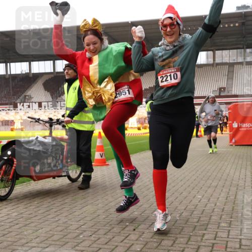 08.12.2024 - St. Pauli X-Mass-Run No. 14 Yannick Fuchs http://msf.ph/oto/7475152 08.12.2024 10:09:49 Ziel 152, 290, 361, 513, 1227, 2210, 2951 meine-sportfotos.de