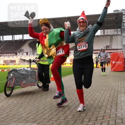 08.12.2024 - St. Pauli X-Mass-Run No. 14 Yannick Fuchs http://msf.ph/oto/7475154 08.12.2024 10:09:49 Ziel 152, 290, 361, 513, 1227, 2210, 2951 meine-sportfotos.de
