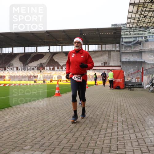 08.12.2024 - St. Pauli X-Mass-Run No. 14 Yannick Fuchs http://msf.ph/oto/7475155 08.12.2024 09:56:55 Ziel 364, 384, 420, 1741, 1754, 2956, 3022, 3139 meine-sportfotos.de
