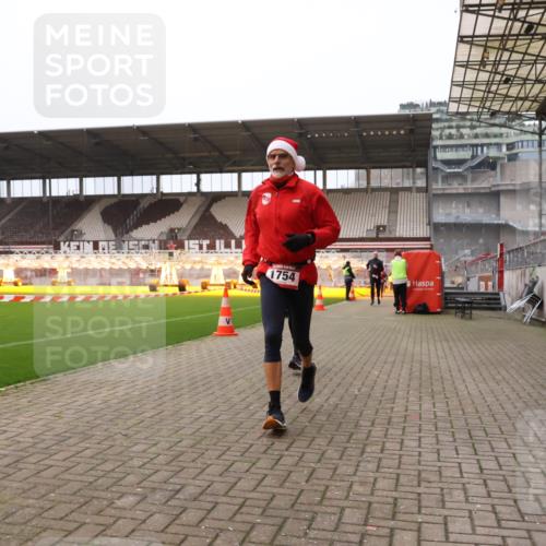 08.12.2024 - St. Pauli X-Mass-Run No. 14 Yannick Fuchs http://msf.ph/oto/7475158 08.12.2024 09:56:55 Ziel 364, 384, 420, 1741, 1754, 2956, 3022, 3139 meine-sportfotos.de