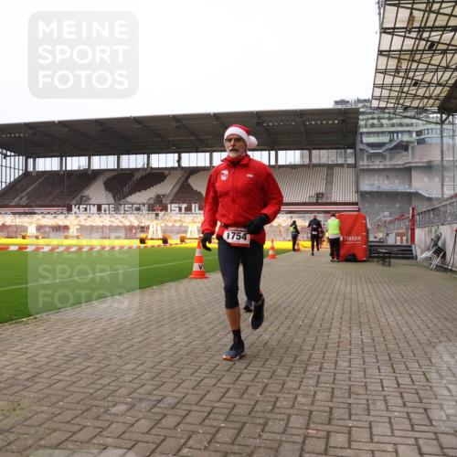 08.12.2024 - St. Pauli X-Mass-Run No. 14 Yannick Fuchs http://msf.ph/oto/7475161 08.12.2024 09:56:55 Ziel 364, 384, 420, 1741, 1754, 2956, 3022, 3139 meine-sportfotos.de