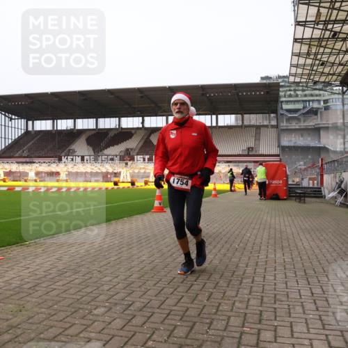 08.12.2024 - St. Pauli X-Mass-Run No. 14 Yannick Fuchs http://msf.ph/oto/7475165 08.12.2024 09:56:55 Ziel 364, 384, 420, 1741, 1754, 2956, 3022, 3139 meine-sportfotos.de