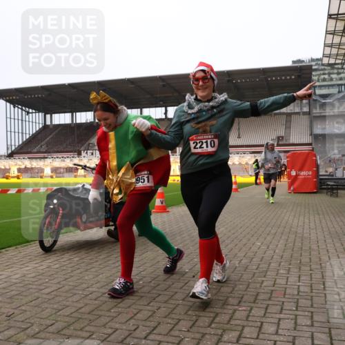 08.12.2024 - St. Pauli X-Mass-Run No. 14 Yannick Fuchs http://msf.ph/oto/7475167 08.12.2024 10:09:49 Ziel 152, 290, 361, 513, 1227, 2210, 2951 meine-sportfotos.de