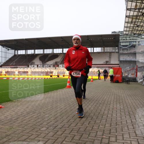 08.12.2024 - St. Pauli X-Mass-Run No. 14 Yannick Fuchs http://msf.ph/oto/7475168 08.12.2024 09:56:55 Ziel 364, 384, 420, 1741, 1754, 2956, 3022, 3139 meine-sportfotos.de