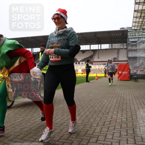 08.12.2024 - St. Pauli X-Mass-Run No. 14 Yannick Fuchs http://msf.ph/oto/7475185 08.12.2024 10:09:50 Ziel 290, 361, 513, 894, 1098, 1227, 2210, 2951 meine-sportfotos.de
