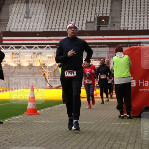 08.12.2024 - St. Pauli X-Mass-Run No. 14 Yannick Fuchs http://msf.ph/oto/7475191 08.12.2024 09:56:58 Ziel 364, 384, 420, 755, 763, 904, 1741, 1754, 1982, 2956, 3022, 3139 meine-sportfotos.de