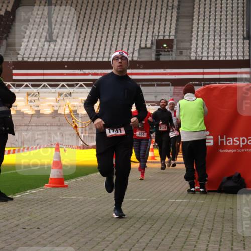 08.12.2024 - St. Pauli X-Mass-Run No. 14 Yannick Fuchs http://msf.ph/oto/7475200 08.12.2024 09:56:59 Ziel 364, 384, 420, 755, 763, 904, 1291, 1741, 1754, 1982, 2267, 2956, 3022, 3139 meine-sportfotos.de