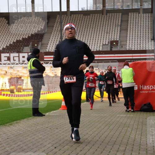 08.12.2024 - St. Pauli X-Mass-Run No. 14 Yannick Fuchs http://msf.ph/oto/7475204 08.12.2024 09:57:00 Ziel 364, 384, 420, 755, 763, 904, 1291, 1741, 1754, 1982, 2267, 2956, 3022, 3139 meine-sportfotos.de