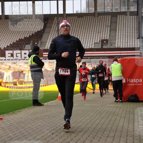 08.12.2024 - St. Pauli X-Mass-Run No. 14 Yannick Fuchs http://msf.ph/oto/7475207 08.12.2024 09:57:00 Ziel 364, 384, 420, 755, 763, 904, 1291, 1741, 1754, 1982, 2267, 2956, 3022, 3139 meine-sportfotos.de