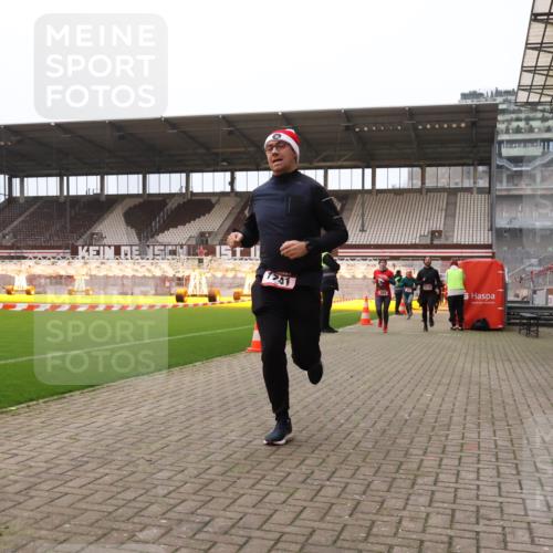 08.12.2024 - St. Pauli X-Mass-Run No. 14 Yannick Fuchs http://msf.ph/oto/7475240 08.12.2024 09:57:01 Ziel 364, 384, 420, 755, 763, 904, 1291, 1741, 1754, 1982, 2267, 2956, 3022, 3139 meine-sportfotos.de