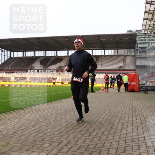 08.12.2024 - St. Pauli X-Mass-Run No. 14 Yannick Fuchs http://msf.ph/oto/7475244 08.12.2024 09:57:01 Ziel 364, 384, 420, 755, 763, 904, 1291, 1741, 1754, 1982, 2267, 2956, 3022, 3139 meine-sportfotos.de