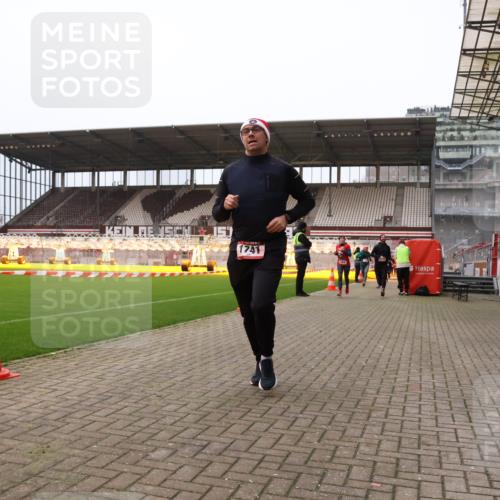 08.12.2024 - St. Pauli X-Mass-Run No. 14 Yannick Fuchs http://msf.ph/oto/7475247 08.12.2024 09:57:01 Ziel 364, 384, 420, 755, 763, 904, 1291, 1741, 1754, 1982, 2267, 2956, 3022, 3139 meine-sportfotos.de