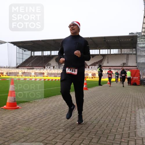 08.12.2024 - St. Pauli X-Mass-Run No. 14 Yannick Fuchs http://msf.ph/oto/7475260 08.12.2024 09:57:02 Ziel 364, 384, 420, 755, 763, 904, 1291, 1741, 1754, 1982, 2267, 2956, 3022, 3139 meine-sportfotos.de