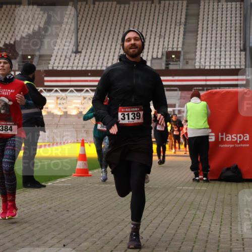 08.12.2024 - St. Pauli X-Mass-Run No. 14 Yannick Fuchs http://msf.ph/oto/7475268 08.12.2024 09:57:03 Ziel 364, 384, 420, 755, 763, 904, 1291, 1741, 1754, 1982, 2267, 2956, 3022, 3139 meine-sportfotos.de