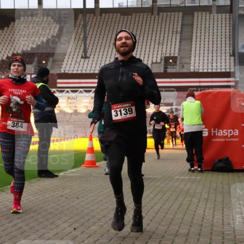 08.12.2024 - St. Pauli X-Mass-Run No. 14 Yannick Fuchs http://msf.ph/oto/7475272 08.12.2024 09:57:03 Ziel 364, 384, 420, 755, 763, 904, 1291, 1741, 1754, 1982, 2267, 2956, 3022, 3139 meine-sportfotos.de