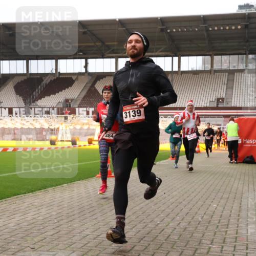 08.12.2024 - St. Pauli X-Mass-Run No. 14 Yannick Fuchs http://msf.ph/oto/7475294 08.12.2024 09:57:04 Ziel 364, 384, 420, 755, 763, 904, 1291, 1741, 1982, 2267, 3022, 3139 meine-sportfotos.de