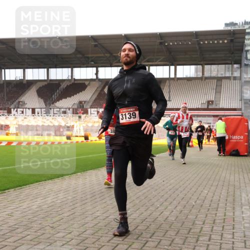 08.12.2024 - St. Pauli X-Mass-Run No. 14 Yannick Fuchs http://msf.ph/oto/7475297 08.12.2024 09:57:04 Ziel 364, 384, 420, 755, 763, 904, 1291, 1741, 1982, 2267, 3022, 3139 meine-sportfotos.de