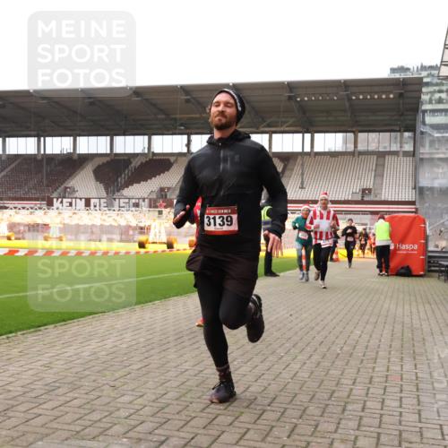 08.12.2024 - St. Pauli X-Mass-Run No. 14 Yannick Fuchs http://msf.ph/oto/7475301 08.12.2024 09:57:04 Ziel 364, 384, 420, 755, 763, 904, 1291, 1741, 1982, 2267, 3022, 3139 meine-sportfotos.de