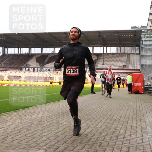 08.12.2024 - St. Pauli X-Mass-Run No. 14 Yannick Fuchs http://msf.ph/oto/7475306 08.12.2024 09:57:04 Ziel 364, 384, 420, 755, 763, 904, 1291, 1741, 1982, 2267, 3022, 3139 meine-sportfotos.de